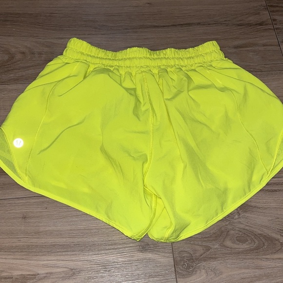 Lululemon Hotty Hot high rise short lined 4 highlight yellow - Picture 3 of 3